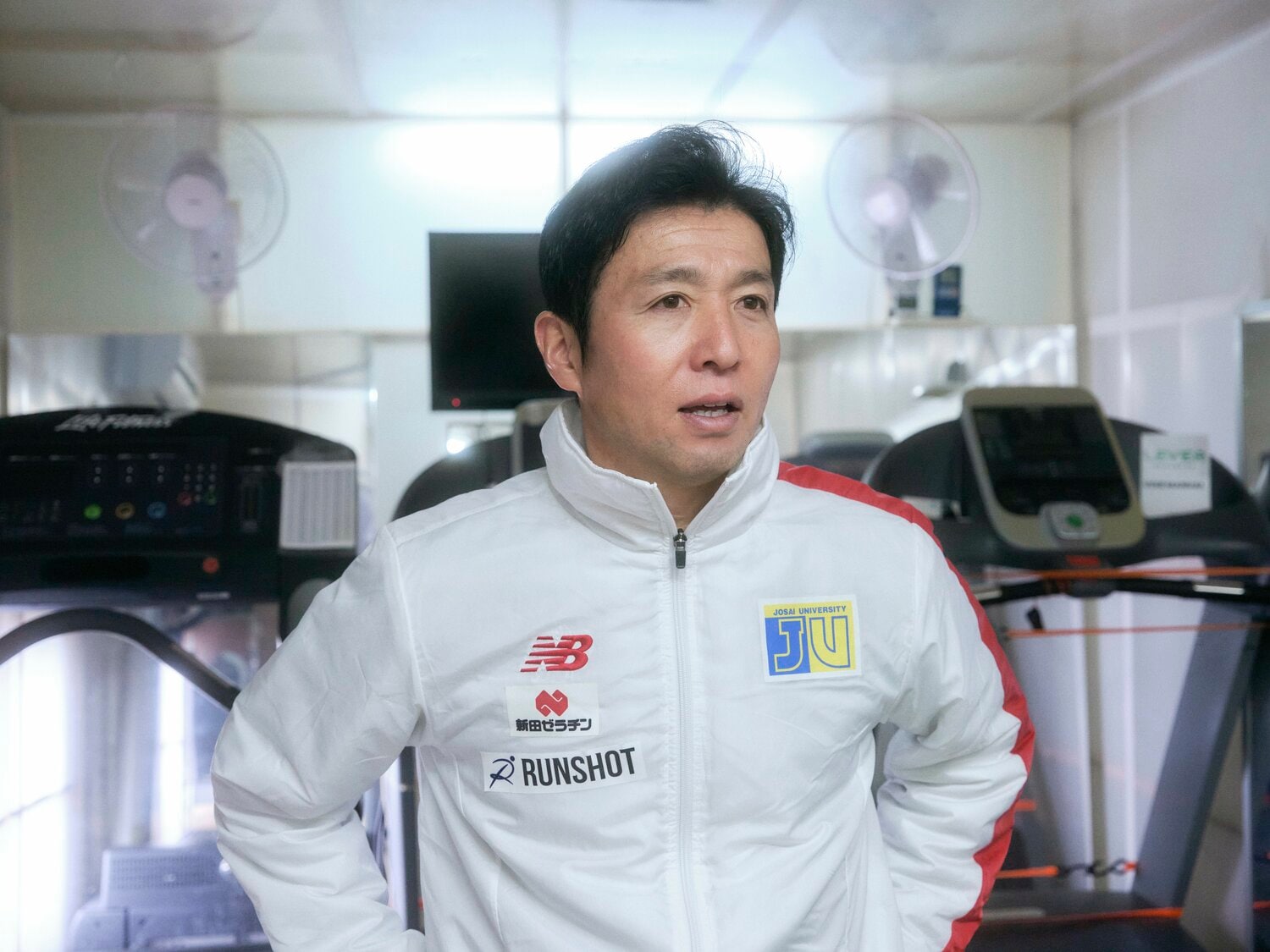 背後に見えるのは、櫛部氏がかつて自作した低酸素環境のトレーニング装置