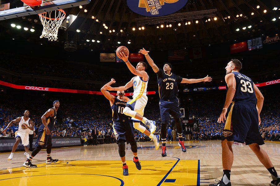 NBA開幕で早くも大爆発のカリー。2年連続MVPを阻止するのは誰だ？＜Number Web＞ photograph by NBAE via Getty Images