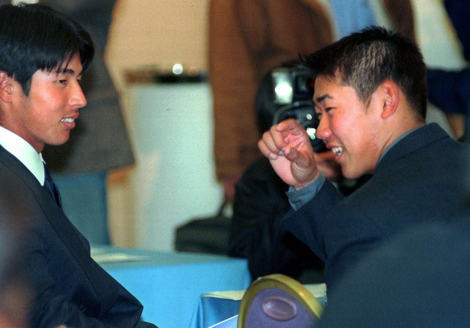 新人研修で談笑する赤田と松坂（1999年）©︎Sankei Shimbun