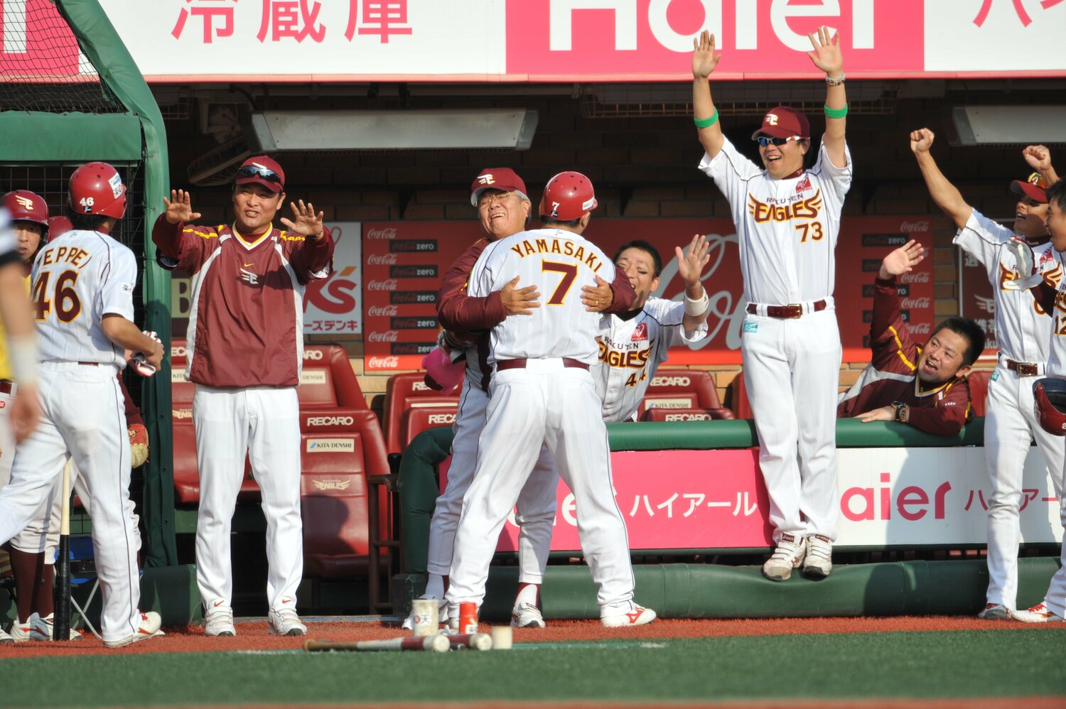 2009年CSで殊勲の本塁打を放ち、野村監督と抱き合う山崎　©Hideki Sugiyama