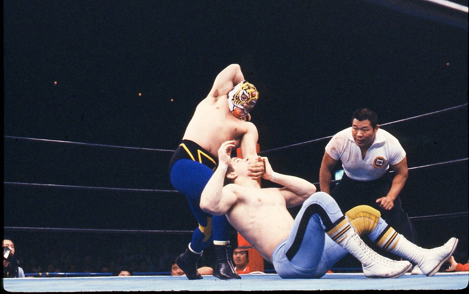 初代タイガーマスクのデビュー戦（vsダイナマイト・キッド）　©AFLO