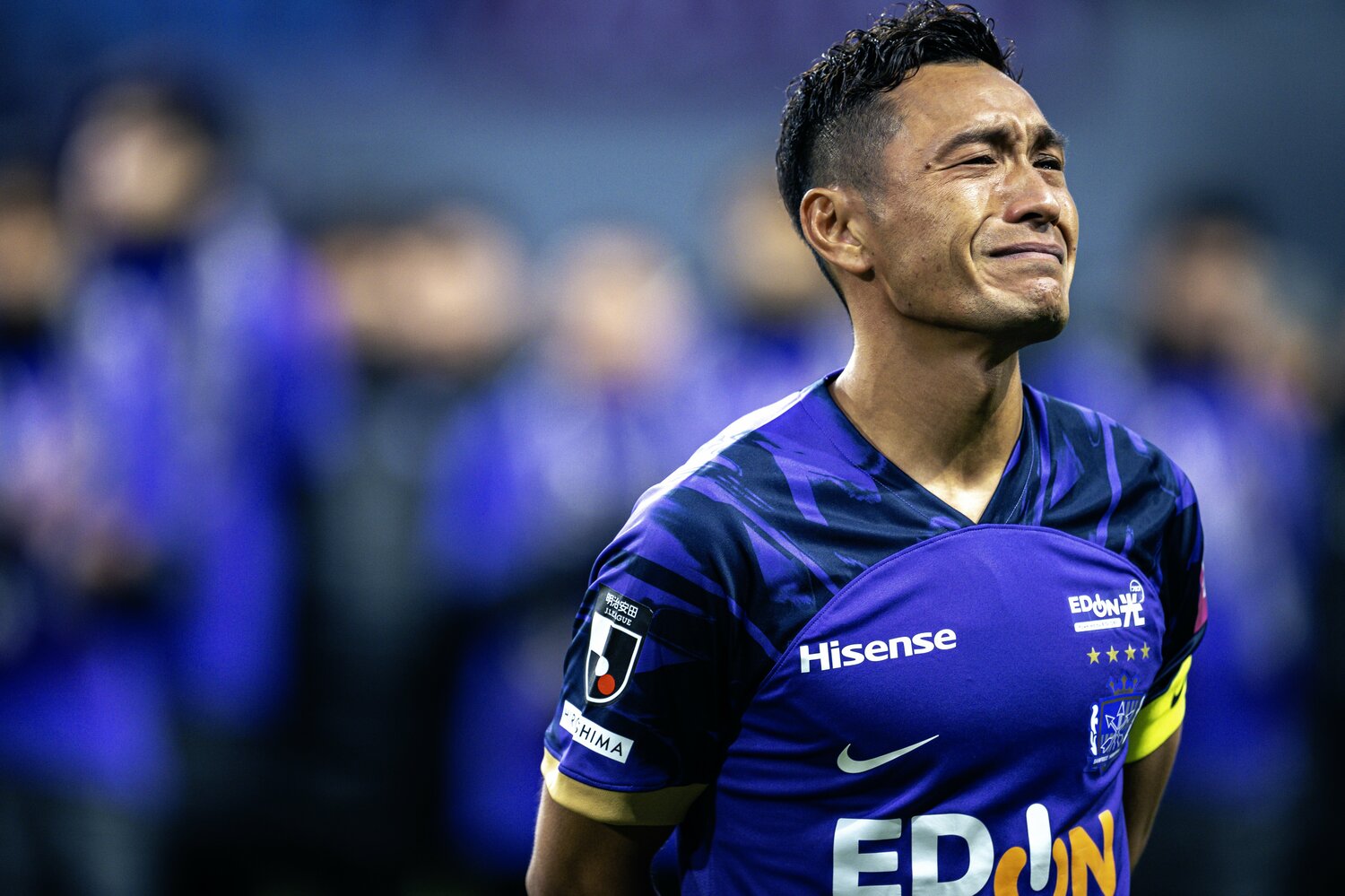 引退セレモニーで涙をこらえきれない青山　©Takuya Sugiyama