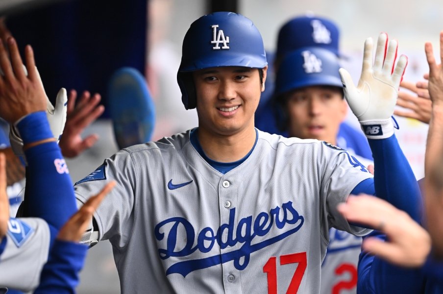 「オオタニの投手復帰にメリットない」アメリカで賛否…大谷翔平は二刀流をやめるべきか? 名物記者もメジャー最強打者も言及「ドジャースの攻撃力が落ちる」<Number Web> photograph by Getty Images