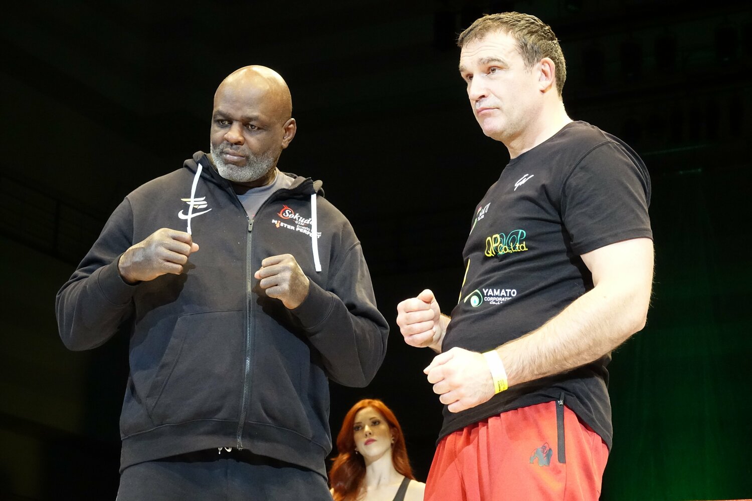 12月18日、『Hoost Cup』のリングでピーター・アーツとファイティングポーズをとる　©Koji Fuse