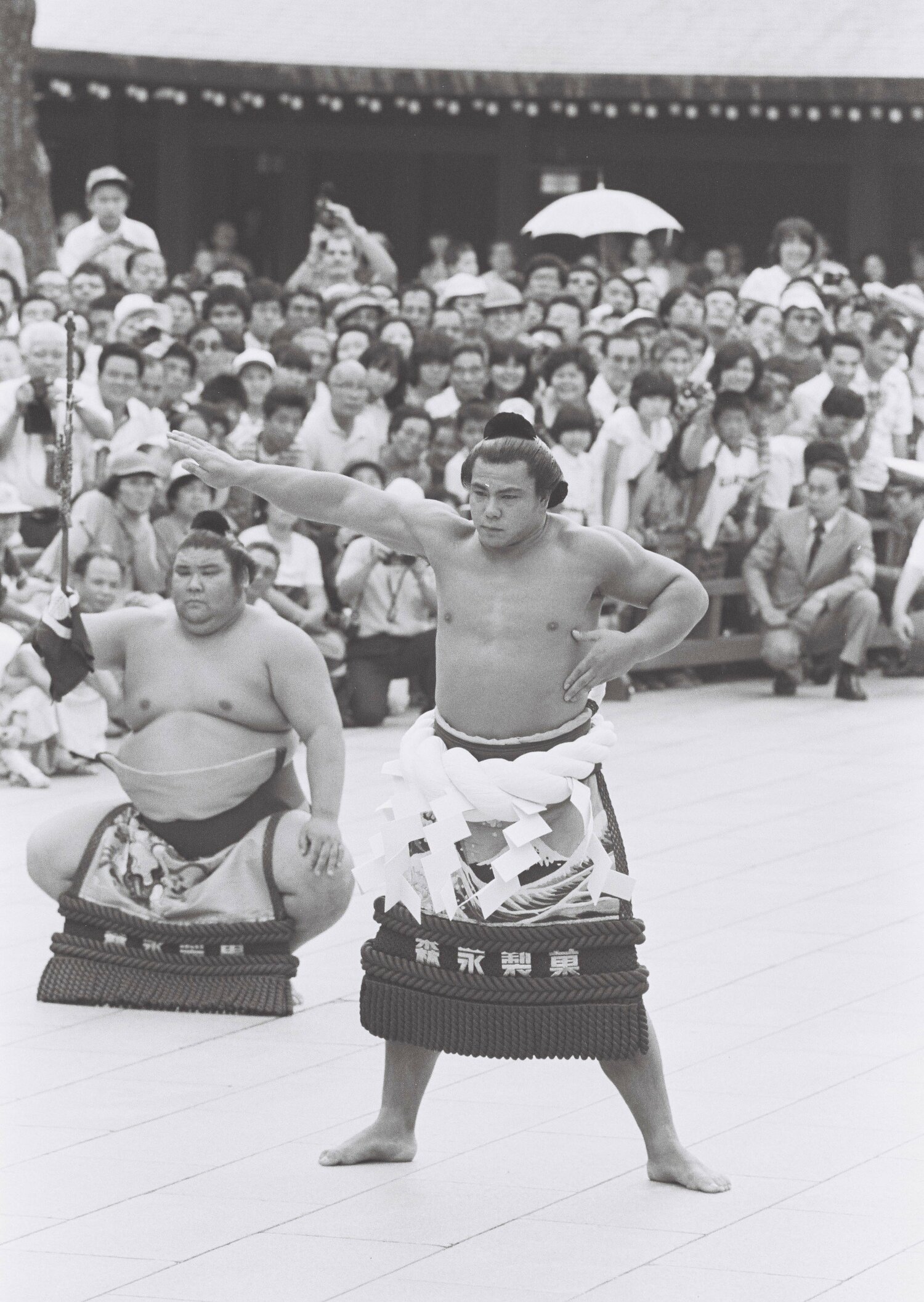 1981年、明治神宮での奉納土俵入り。太刀持ちは朝汐　©BUNGEISHUNJU