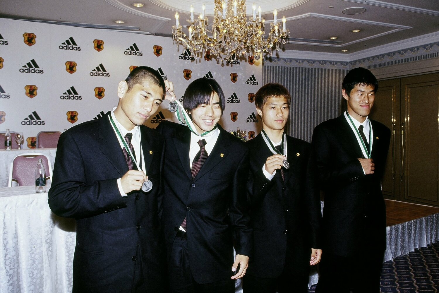 1999年ワールドユースから帰国した（左から）中田浩二、本山雅志、小笠原満男、曽ケ端準　©︎JFA/AFLO