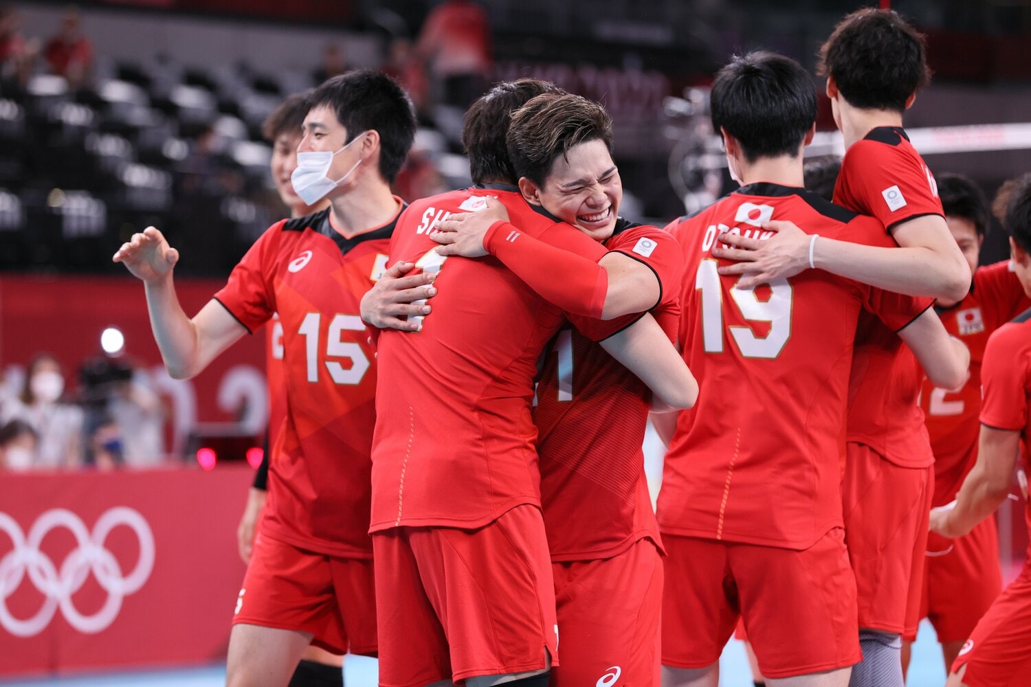 東京五輪で8強進出を決めて清水邦広に抱きつく西田有志　©︎JMPA