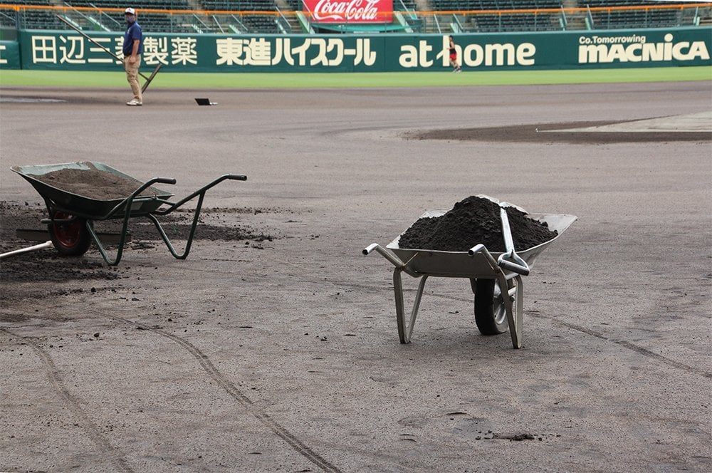 甲子園の土が入れられた台車が各所にあった