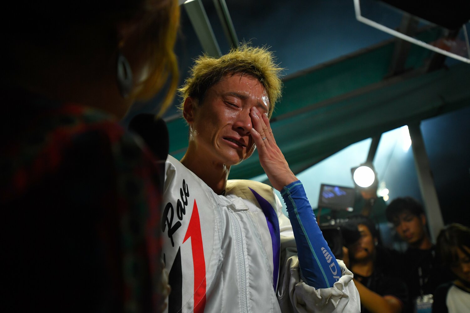 17年7月、オーシャンカップで念願のSG初優勝を達成し、涙を流す峰 ©日本モーターボート競走会