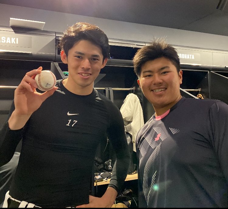 完全試合を達成した日のロッカールームで　©Chiba Lotte Marines