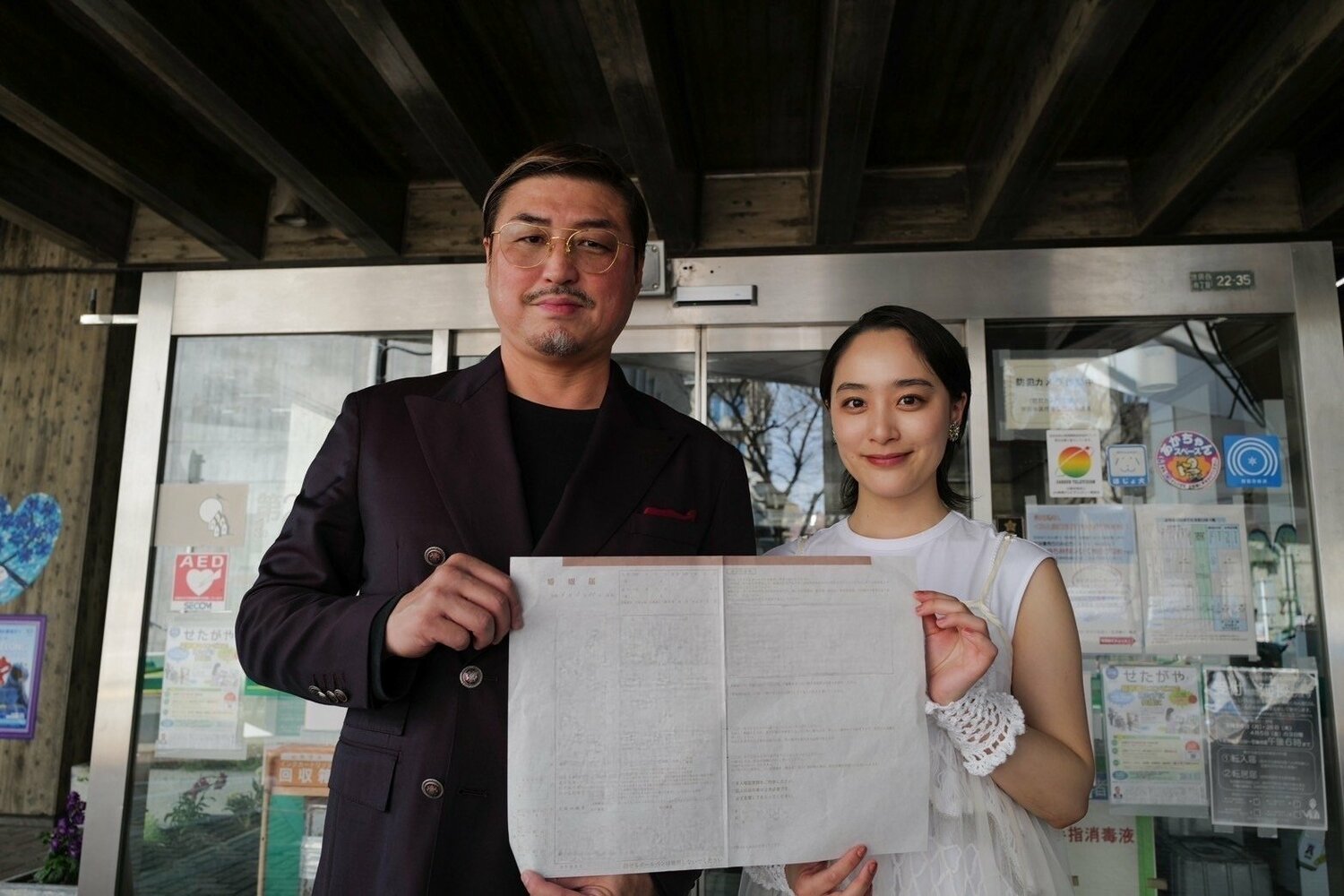 美佳子夫人（右）と写真に収まる大嶋宏成（本人提供）