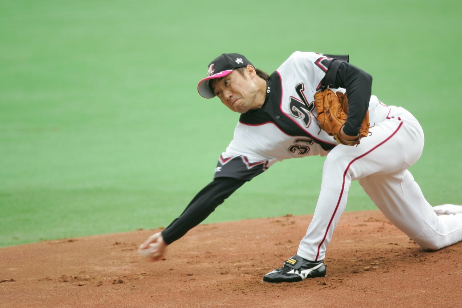 ロッテ時代の渡辺俊介。世界一低いリリースポイントとも言われた　©Sports Graphic Number