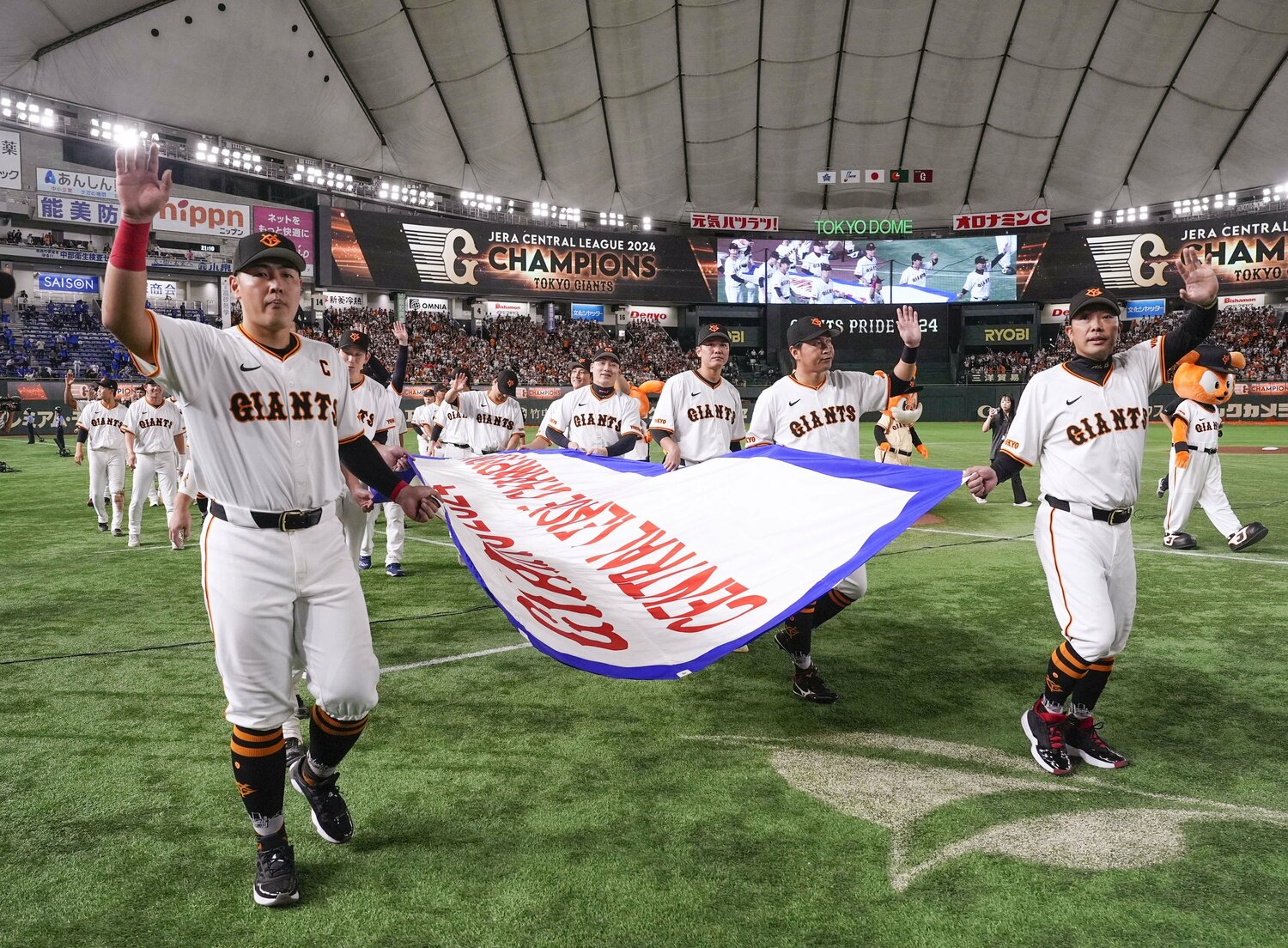 昨年セ・リーグ優勝を果たした巨人。凱旋した東京ドームで行ったセレモニーにも「VENUS」も参加して喜びを分かち合った　©KYODO