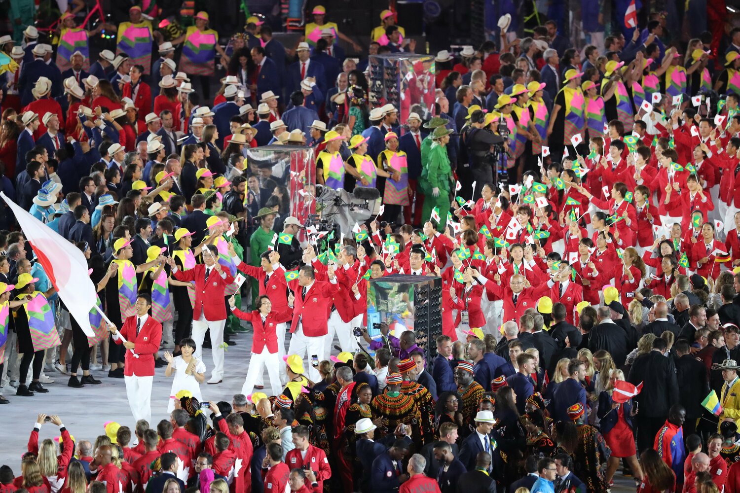 リオ五輪開会式では旗手を務めた右代 ©JMPA
