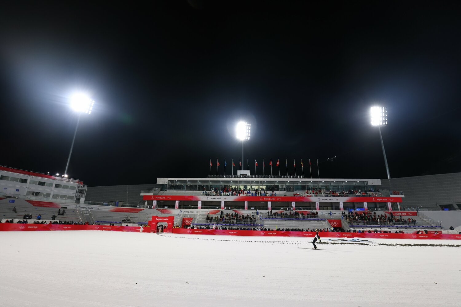 張家口市の国家スキージャンプセンター。選手たちは赤いゲートをくぐった先のミックスゾーンで取材に応える　©JMPA