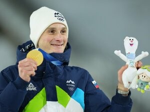 「お前は兄貴に絶対に勝てない」と…ノーマルヒルでは「まさかの失速」失意の絶対王者が破った “プレブツ家の呪い”「メダルは結果に過ぎない。ただ…」