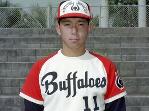 1989年ドラフトで史上最多8球団の指名を受けた野茂英雄。契約金1億2000万円、年俸1000万円、当時としては破格の条件で近鉄へ