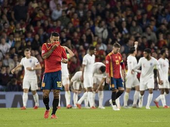 つなぐも崩せずイングランドに敗北。スペインはW杯惨敗から停滞したまま。＜Number Web＞ photograph by Uniphoto press