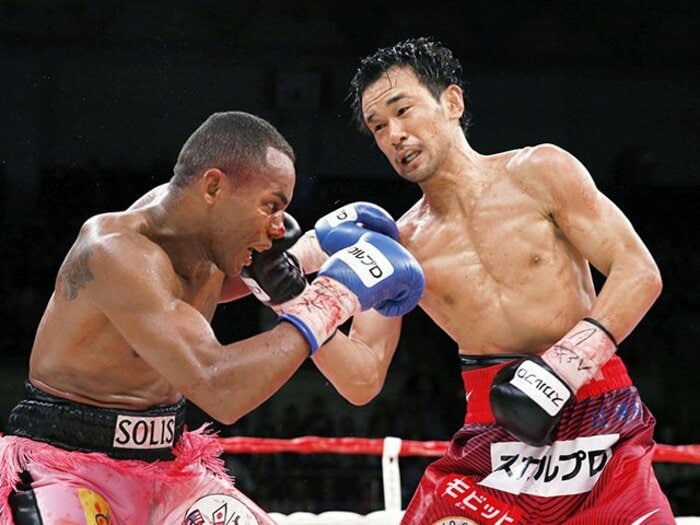 山中慎介がまさかの連続ダウン――。余裕のV10が絶体絶命に変わった理由。＜Number Web＞ photograph by Kyodo News