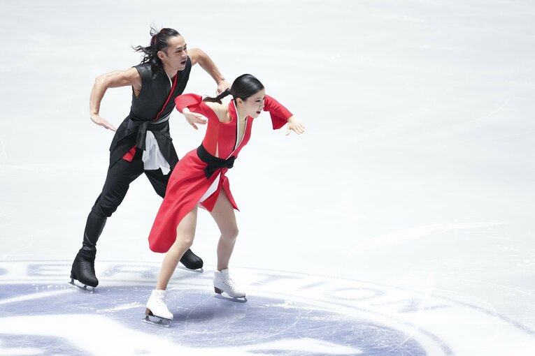 NHK杯SPで演技を行う村元＆高橋