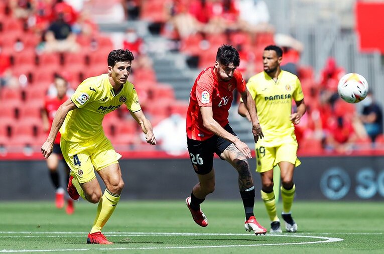 「クボ、ユニフォームちょうだい！」久保建英の“ティキタカ”は地元の子供、タクシー運転手にも人気… ビジャレアル相手に見せた敬意とは〈激写〉(6)