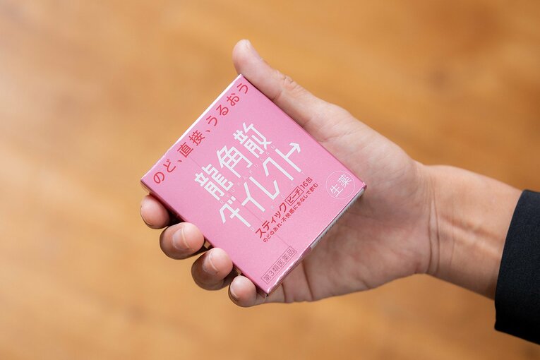 常にカバンの中に常備している「龍角散ダイレクトスティック ピーチ（第3類医薬品）」。のどの不快感を感じたら必ず飲んで、のどをケアしている
※使用上の注意をよく読み、用法・用量を守って正しくお使いください。