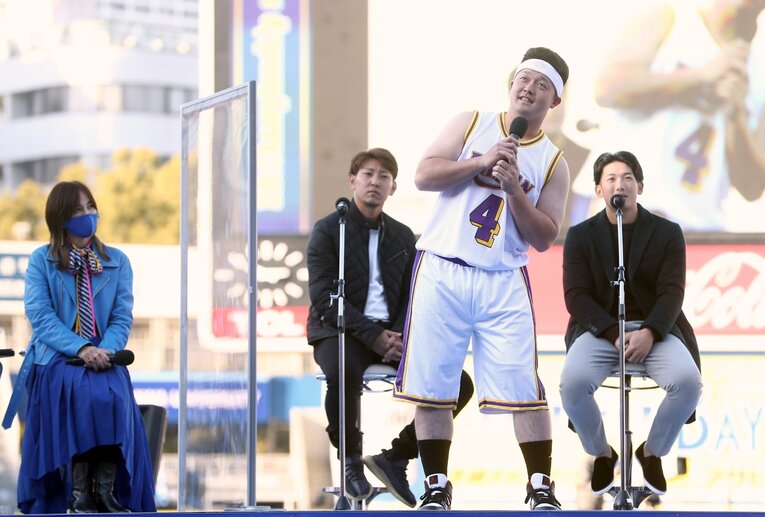 DeNAファン感謝祭で漫画『スラムダンク』に登場する「牧紳一」の格好で登場し、会場を盛り上げた牧秀悟　©︎Sankei Shimbun　