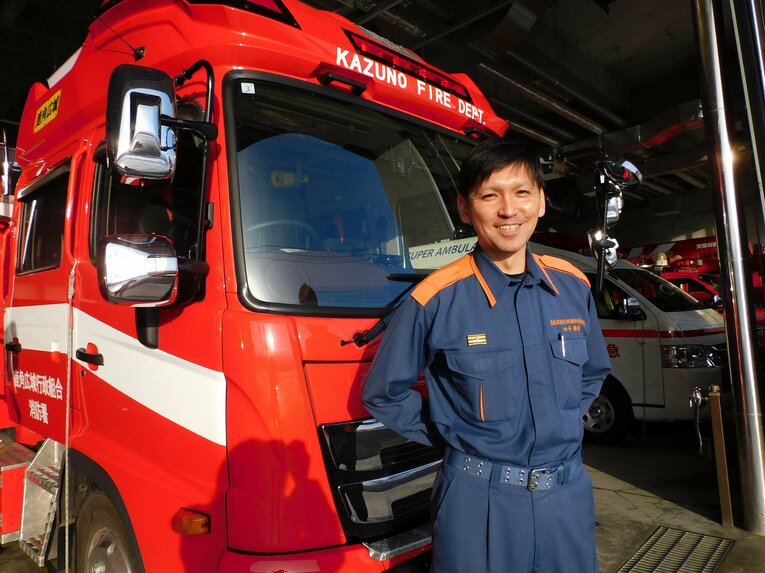 現在は故郷の秋田県鹿角市で消防司令補として活躍する田子さん　©︎Haruka Sato