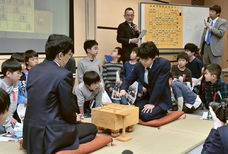 2018年のイベントで模範対局をした谷川九段と藤井六段（当時） ©Kyodo News