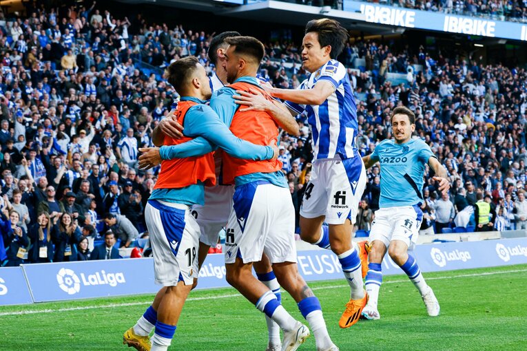 「クボはノルマル（普通）よ」辛口おばあちゃんにバルで遭遇も…カメラマンが撮った久保建英21歳の“軽快ドリブル＋母・祖母のような愛”(33)