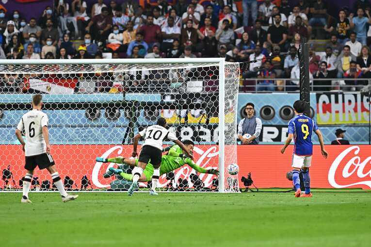 ニャブリのシュートをストップする権田修一　©Takuya Kaneko/JMPA