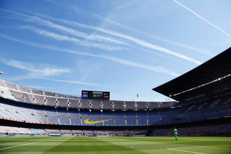 青空広がるカンプノウ©Daisuke Nakashima
