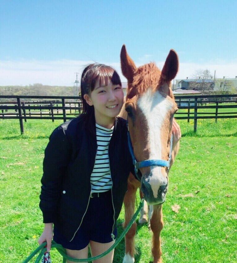 村田牧場にてユキノビジンと対面する優希乃さん　写真は本人提供