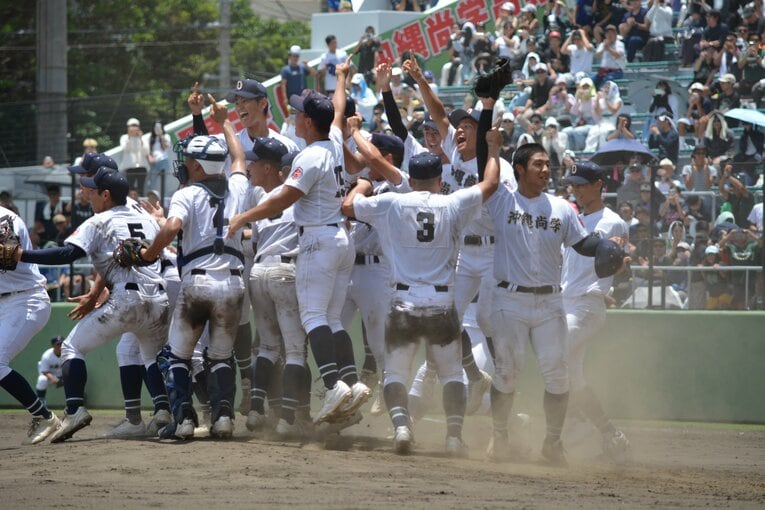 夏の甲子園出場が決まった瞬間、歓喜を爆発させる沖縄尚学ナイン　©Takarin Matsunaga