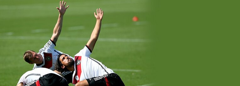 ウォームアップでは各部位の動作を1つひとつ確認するとともに、複数の動きを連動させるエクササイズを行なっている。このようなハイブリッドな動きを毎日繰り返すことで自然な機能性を高める。 ／ photograph by Getty Images