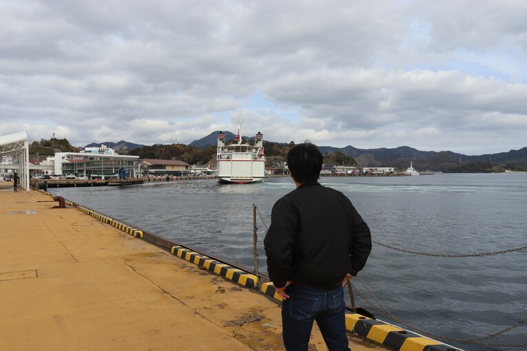 フェリーを見つめる渡部監督　©Yuki Kashimoto