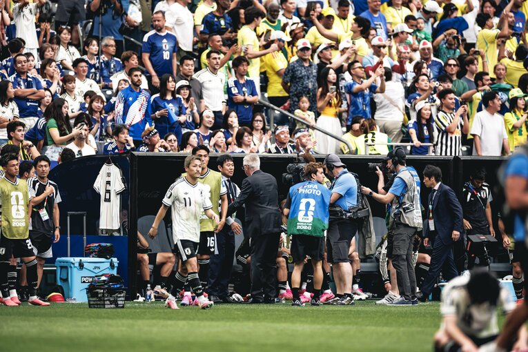 【テレビに映らなかったブラジル戦真相】試合後、涙、涙…ピッチに倒れ込む日本代表選手と励ます仲間たち。森保一監督の“痛恨の表情”も（写真は右に続きます）　©Kiichi Matsumoto/JMPA