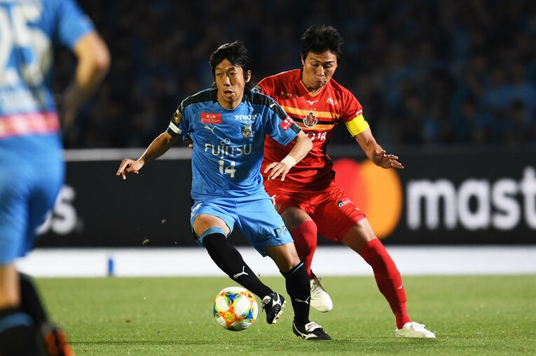 左腕にはいつもキャプテンマークが（左は川崎フロンターレ・中村憲剛）　©Getty Images