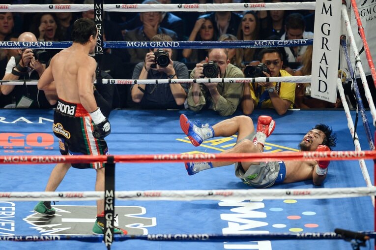 マルケスとの4戦目。3回にダウンを奪われるパッキャオ