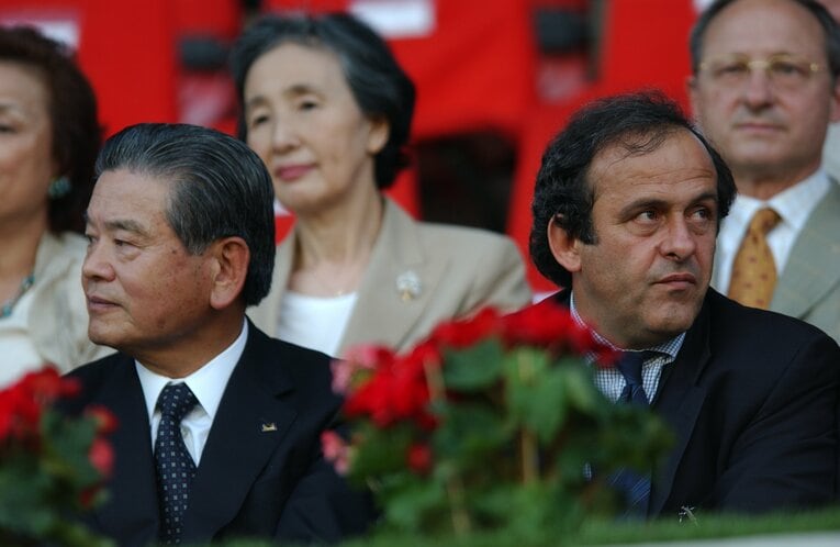 コンフェデレーションカップ2003　日本×フランスを観戦する川淵氏とミシェル・プラティニ氏　(C)Takuya Sugiyama