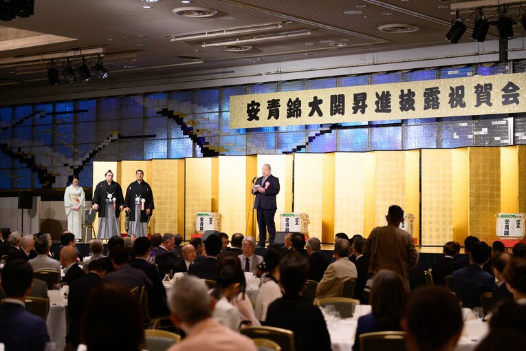 安青錦の大関昇進パーティーで挨拶する日本相撲協会の八角理事長　©Ichisei Hiramatsu