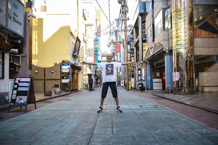 店前の通りにて　©Takuya Sugiyama