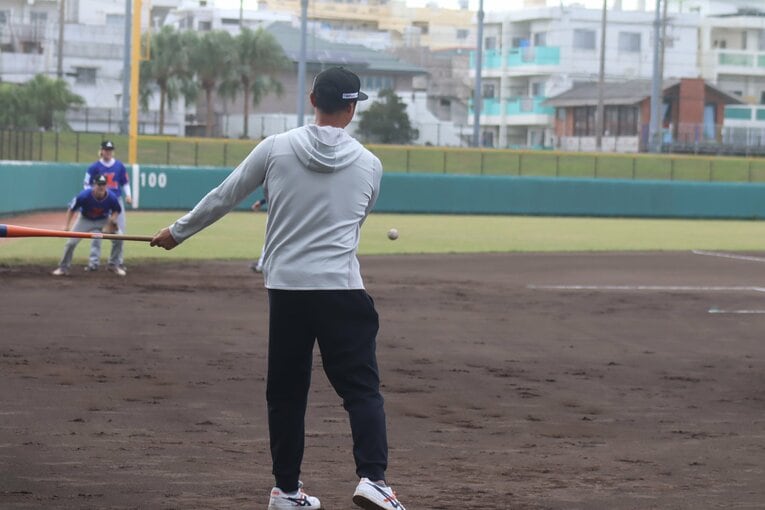 ノックするマック鈴木氏　©Kou Hiroo