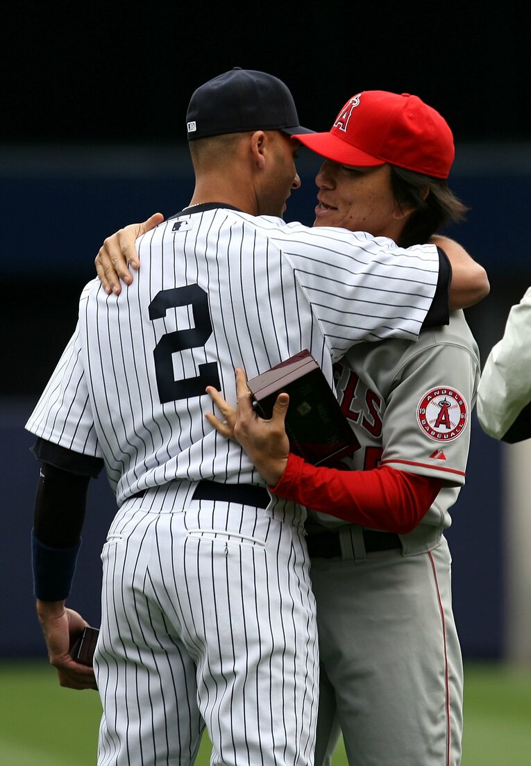 ジーターとハグするエンゼルスの松井　©Getty Images