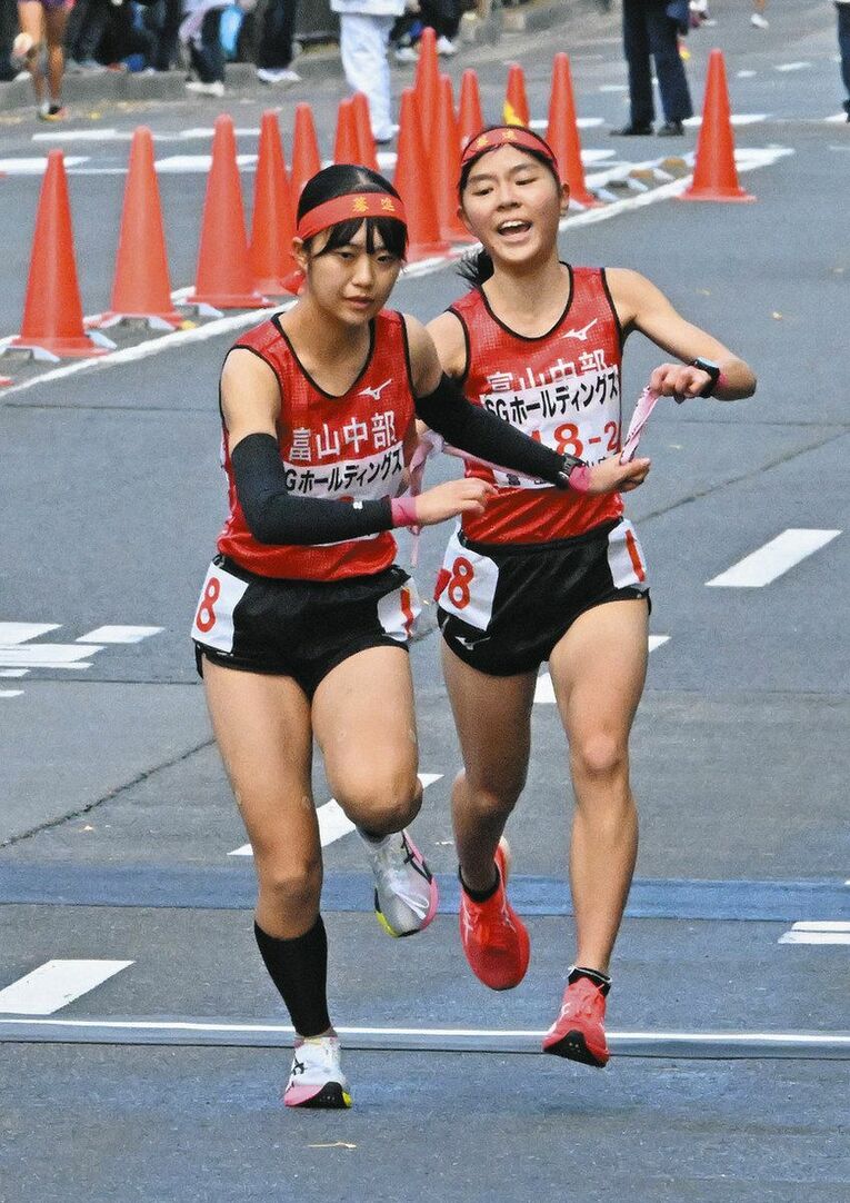 昨年の都大路での2区柴田美冴から3区原舞子への3年生リレー。3年生が2人残ったのも異例のことだった／富山中部高校提供
