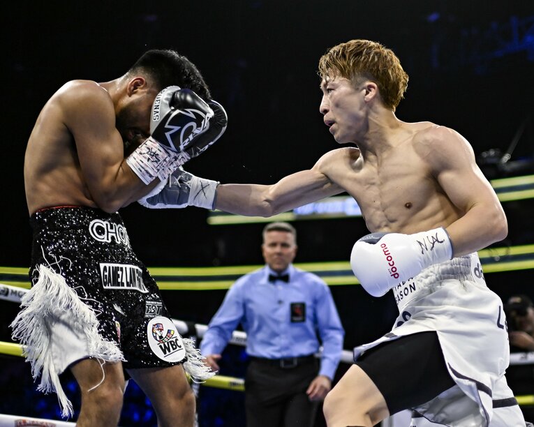 3回、井上尚弥はダウンを引きずらずにカルデナスを攻め立てる　©Hiroaki Yamaguchi