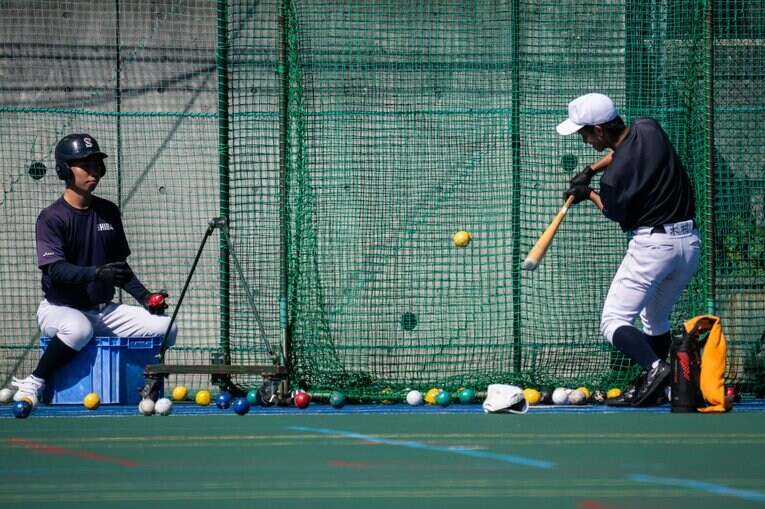 昨シーズンは力を入れていたという打撃練習。学校の立地の問題もあり、地面はまさかのゴム製だ　©Nanae Suzuki