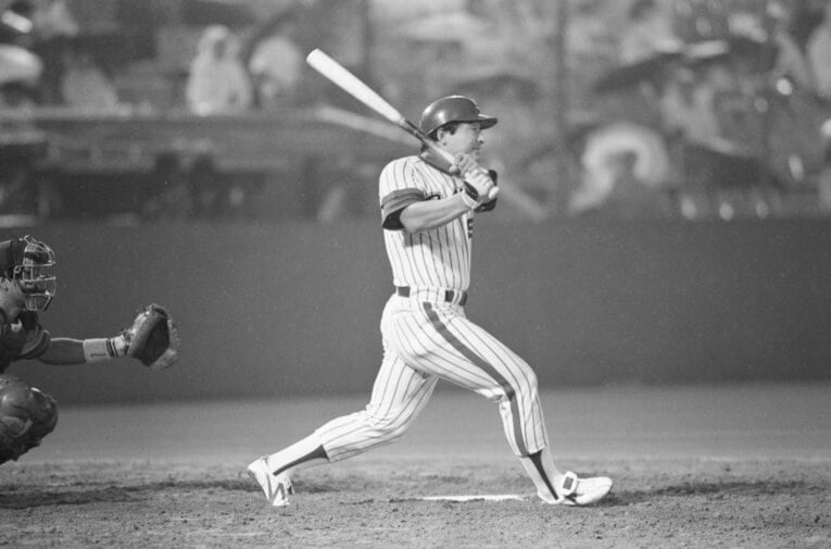 現役時代の杉浦享のバッティング。ヤクルト一筋で通算224本塁打を放った　©JIJI PRESS