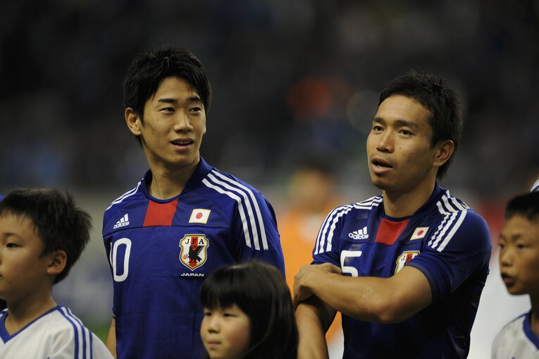 代表戦での香川真司と長友佑都（2011年）©Takuya Sugiyama