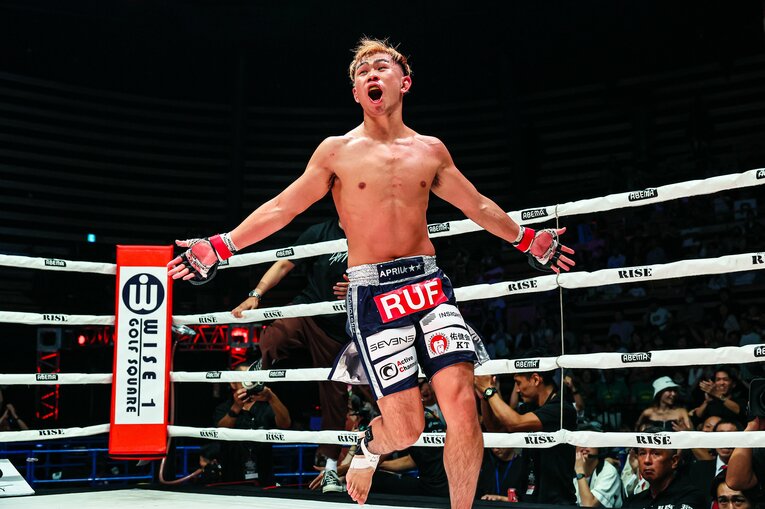 山口裕人をKOしたYA-MANは喜びを爆発させる　©Susumu Nagao